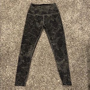Beyond Yoga Black Grey Print Leggings